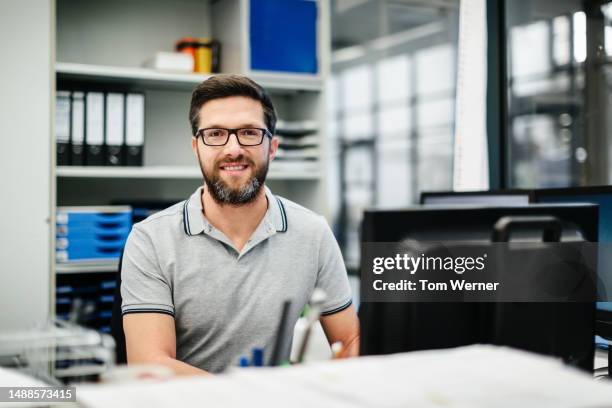 protrait of an engineer in control room - akte aufsicht stock-fotos und bilder