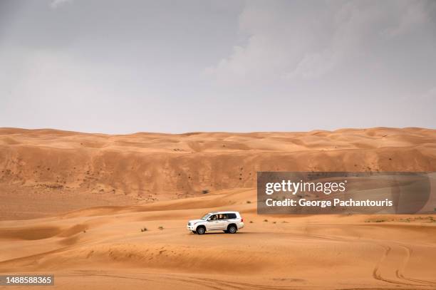 off road vehicle in the dessert sands - off road racing stock pictures, royalty-free photos & images