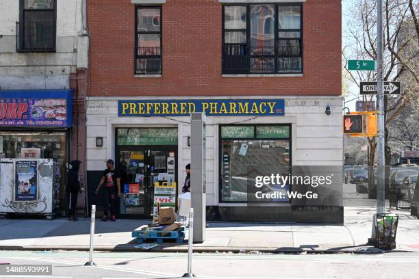 pharmacie référée sur 5th st à east harlem - health centre peoples dispensary photos et images de collection
