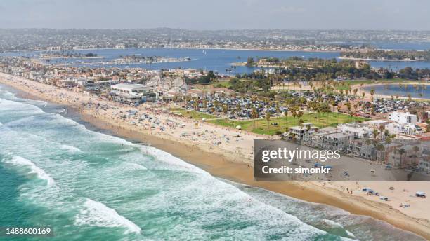 blick auf mission beach und belmont park - san diego stock-fotos und bilder