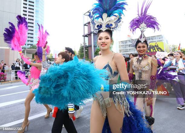 Des personnes de la communauté lesbienne, gay, bisexuelle et transgenre défilent pour le défilé "Tokyo Rainbow Pride" à Tokyo le 23 avril 2023.