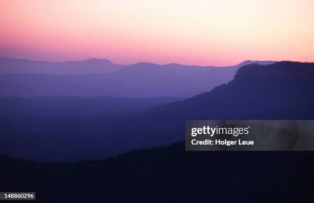 mountain ranges in blue mountains national park at dusk. - blue mountains australia stock-fotos und bilder