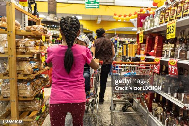 Cliente avec un caddie dans un rayon de supermarché le 1er avril 2023 à Antigua au Guatémala.