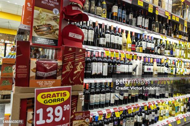 Rayon avec des bouteilles de vin d'un supermarché le 1er avril 2023 à Antigua au Guatémala..