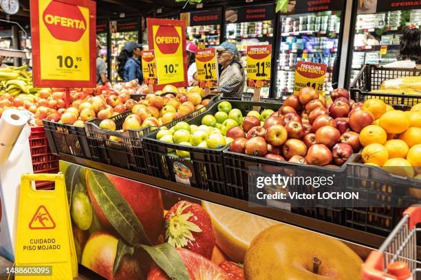 Rayon fruits et légumes dans un supermarché le 1er avril 2023 à Antigua au Guatémala..