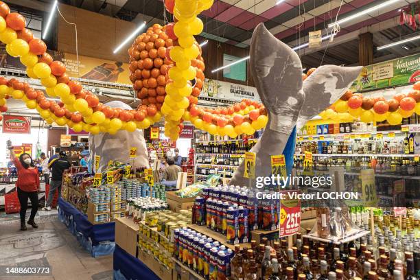 Décoration et rayon de boissons dans un supermarché le 1er avril 2023 à Antigua au Guatémala.