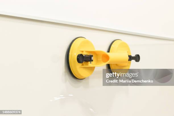 vacuum glass holder keeps glass splashback in kitchen after installation - suction tube fotografías e imágenes de stock