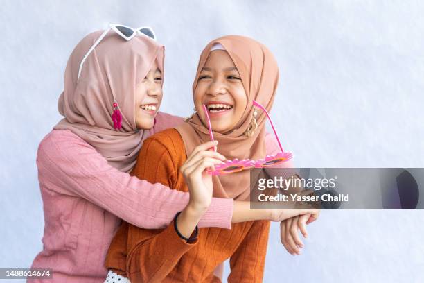 a girl hugging her bestfriend - girl 11 12 laughing close up foto e immagini stock