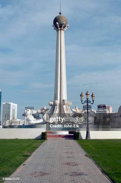 pearl monument, al itihad park. - émirat de charjah photos et images de collection