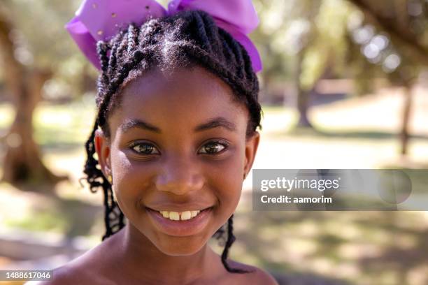 young black girl in the park - native african girls 個照片及圖片檔