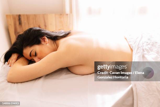 relaxes hispanic female in a massage session - physical pressure - fotografias e filmes do acervo