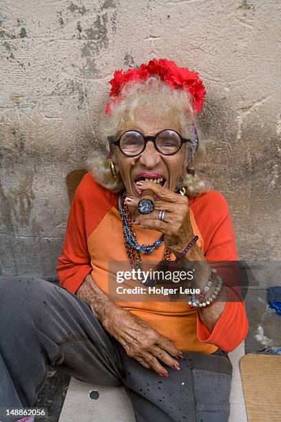 elderly woman posing with cuban cigar. - cigar fotografías e imágenes de stock