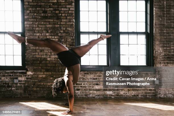 black woman dancer in handstand split pose leg extension - contemporary dance foto e immagini stock