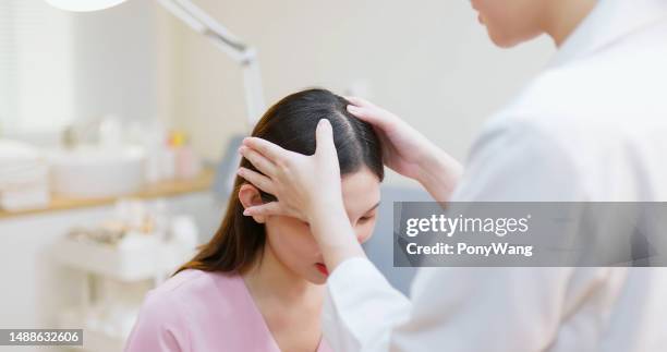 el médico examina el cuero cabelludo con las manos - cuero cabelludo fotografías e imágenes de stock