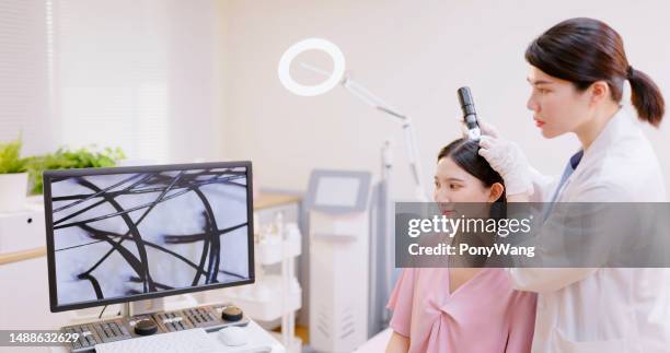 examen médico cuero cabelludo con microscopio - cuero cabelludo fotografías e imágenes de stock