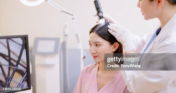 examen médico cuero cabelludo con microscopio - cuero cabelludo fotografías e imágenes de stock
