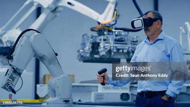 realtà virtuale, macchina e innovazione con un ingegnere che utilizza la tecnologia per accedere al metaverso in una fabbrica. automazione, innovazione dell'industria 4.0 o vr con un impiegato di magazzino maschio in uno stabilimento - impression 3d foto e immagini stock