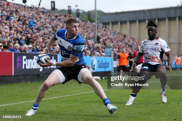 Ruaridh McConnochie of Bath Rugby looks to pass the ball whilst under pressure from Rotimi Segun of Saracens during the Gallagher Premiership Rugby...