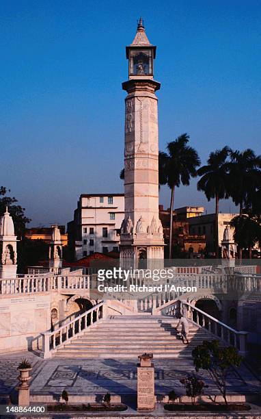 marble pillar and shrines in the grounds of the digambara jain temple. - digambara stock-fotos und bilder