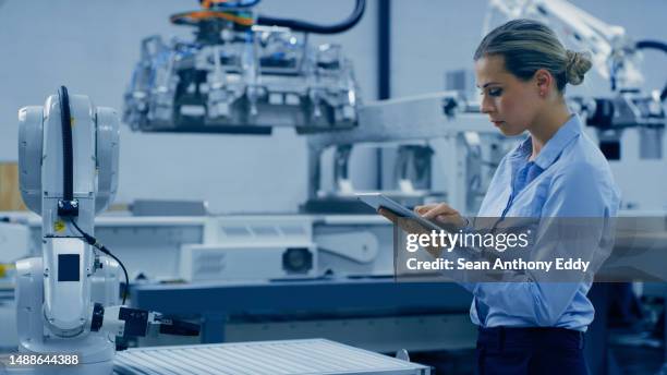 donna, tablet e ricerca per l'ingegneria robotica, l'automazione o lo sviluppo di ai con tecnologia avanzata. ingegnere donna che lavora con macchinari tecnologici e industriali per l'apprendimento automatico in una fabbrica - robotica foto e immagini stock