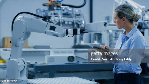 mujer, tableta y aprendizaje automático con brazo robótico para ingeniería, automatización robótica o desarrollo de ia. ingeniera que trabaja en tecnología para maquinaria industrial o innovación en el almacén - humano-robot fotografías e imágenes de stock