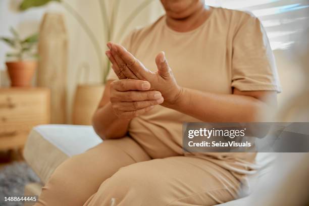 dolor en las articulaciones, artritis o mujer con lesión en la mano o problemas médicos o de salud por accidente en el hogar. hueso roto, primer plano lesionado o persona con músculo magullado, palma fracturada o túnel carpiano malo - hinchado-inflamación fotografías e imágenes de stock