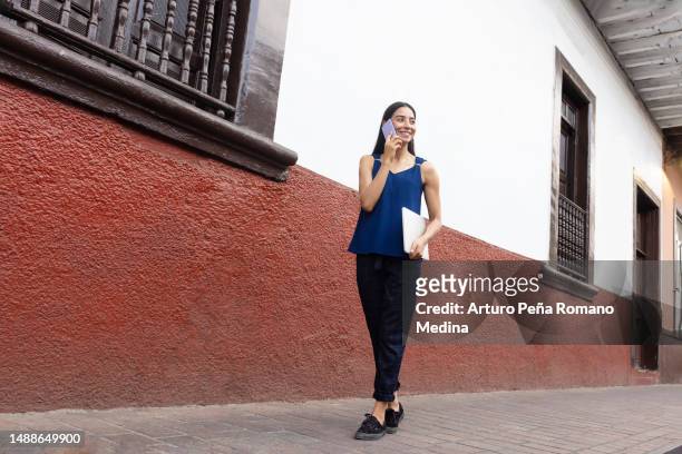 mujer joven de camino al trabajo - indigenas mexicanos fotografías e imágenes de stock