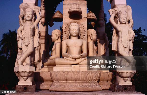 marble sculptures adorning a shrine in the grounds of the digambara jain temple. - digambara stock-fotos und bilder