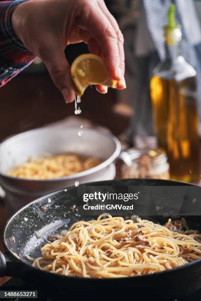 spaghetti con acciughe e cipolle - spaghetti foto e immagini stock