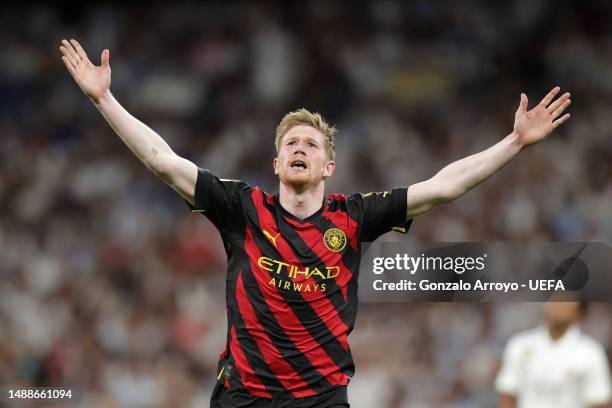 Kevin De Bruyne of Manchester City celebrates after scoring the team's first goal during the UEFA Champions League semi-final first leg match between...