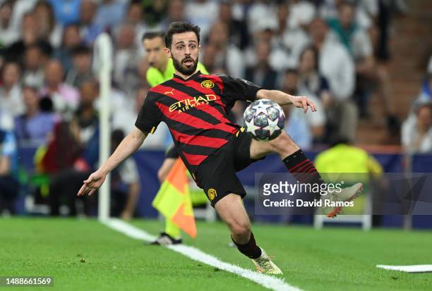 Bernardo Silva controls the ball on the touchline, before teammate Kevin De Bruyne of Manchester City scored the team's first goal during the UEFA...