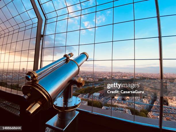 telescopio sulla torre eiffel - viewfinder foto e immagini stock