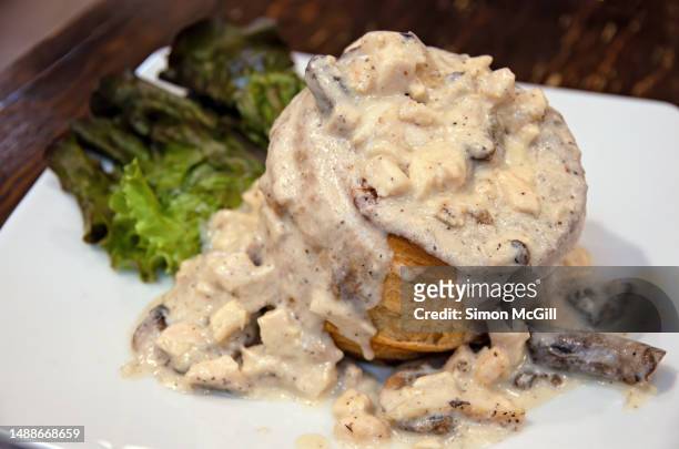 creamy chicken and mushroom sauce in a vol au vent - vol au vent stockfoto's en -beelden