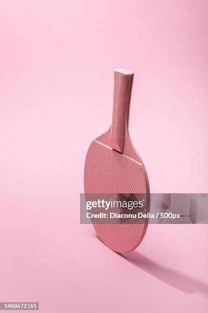 close-up of badminton racket over pink background,romania - pala de tenis de mesa fotografías e imágenes de stock