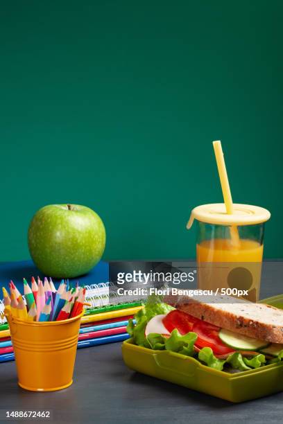 close-up of breakfast on table against green background,romania - packed lunch - fotografias e filmes do acervo
