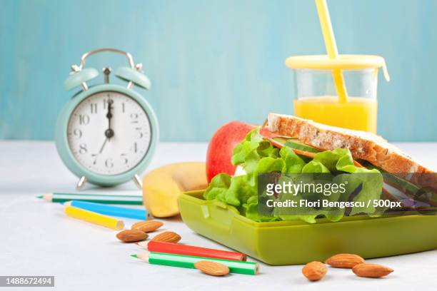 healthy and fresh sandwich,apple and orange juice for student lunch,romania - packed lunch - fotografias e filmes do acervo