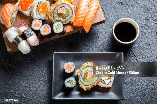 sushi served with soy sauce on black stone - accompagnement professionnel photos et images de collection