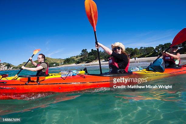 kayaking is a popular activity on the coromandel peninsula. from hahei beach it is an easy paddle to the famed cathedral cove - cathedral cove imagens e fotografias de stock