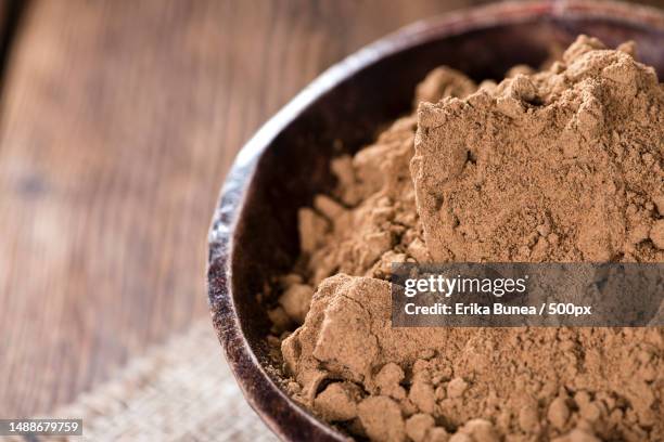 portion of guarana powder on dark wooden background,romania - kinako fotografías e imágenes de stock