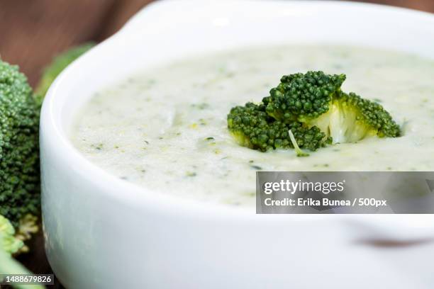 homemade broccoli soup in a small bowl on wooden background,romania - vegetable soup fotografías e imágenes de stock