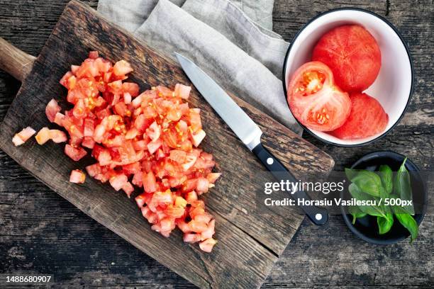 chopped tomatoes on wooden cutting board - chopped tomatoes foto e immagini stock