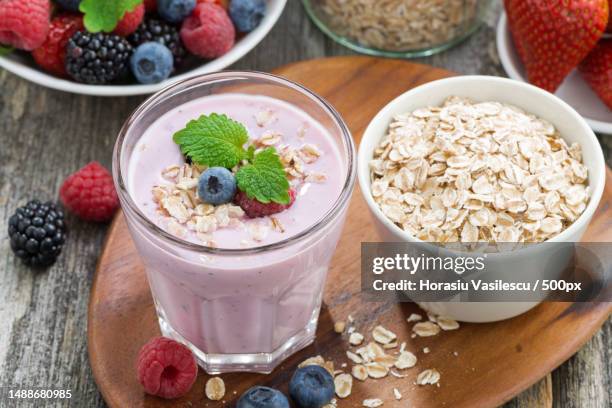 delicious berry smoothies with oatmeal,top view,horizontal - batido de fresa fotografías e imágenes de stock