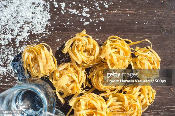 pasta egg in flour and a rolling pin - tagliatelle fotografías e imágenes de stock