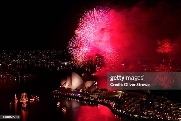 fireworks on sydney harbour, new years eve 2010. - sydney new years eve stock-fotos und bilder