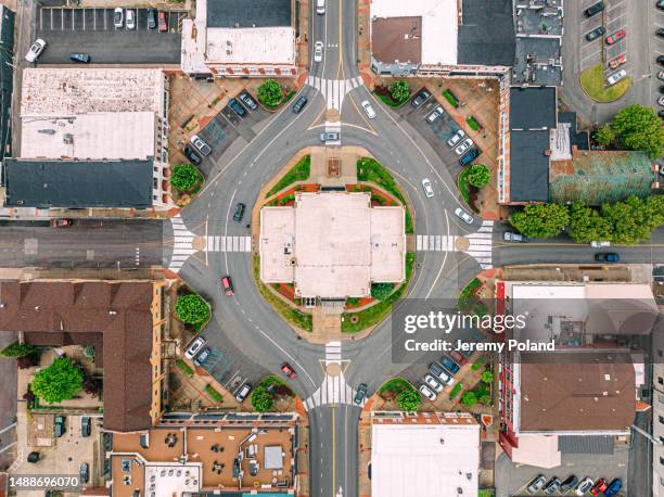 high angle view directly above the public square / traffic circle at the center of elizabethtown, kentucky - small town america stock pictures, royalty-free photos & images