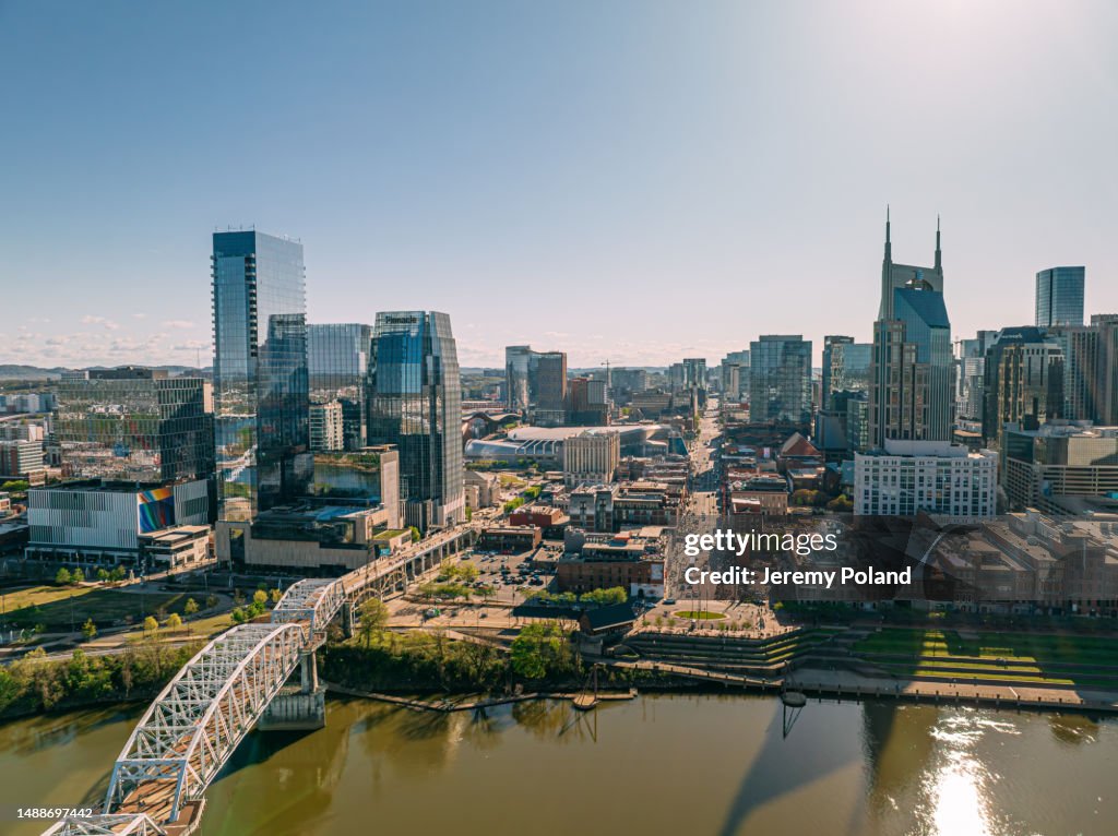 Vista aerea di Broadway, il centro turistico del centro di Nashville, Tennessee in un soleggiato pomeriggio primaverile dal lato nord del fiume Cumberland vicino al Nissan Stadium