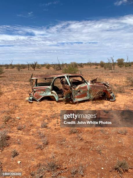 rusted old car wreck in outback australia. - rusty car stock-fotos und bilder