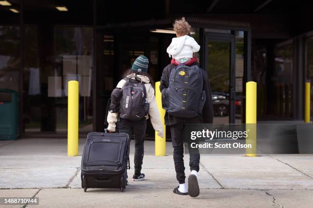 Migrant family from Venezuela arrives with their belongings at a police station where they will stay with other migrant families on May 09, 2023 in...