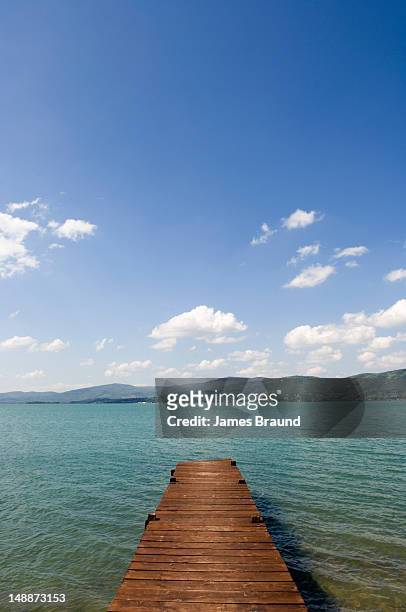 wooden jetty, lago trasimeno. - lac trasimeno photos et images de collection