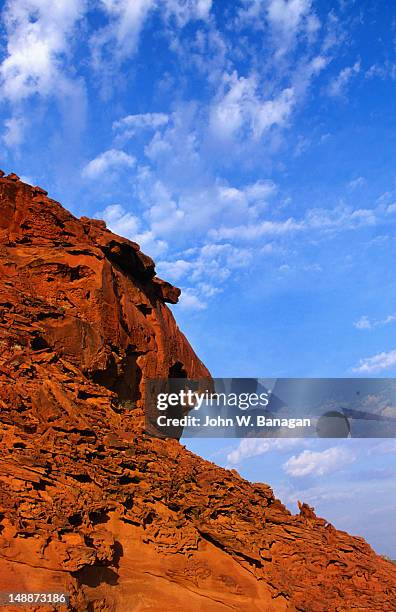 red rock formation and blue sky. - rainbow valley conservation reserve stock-fotos und bilder